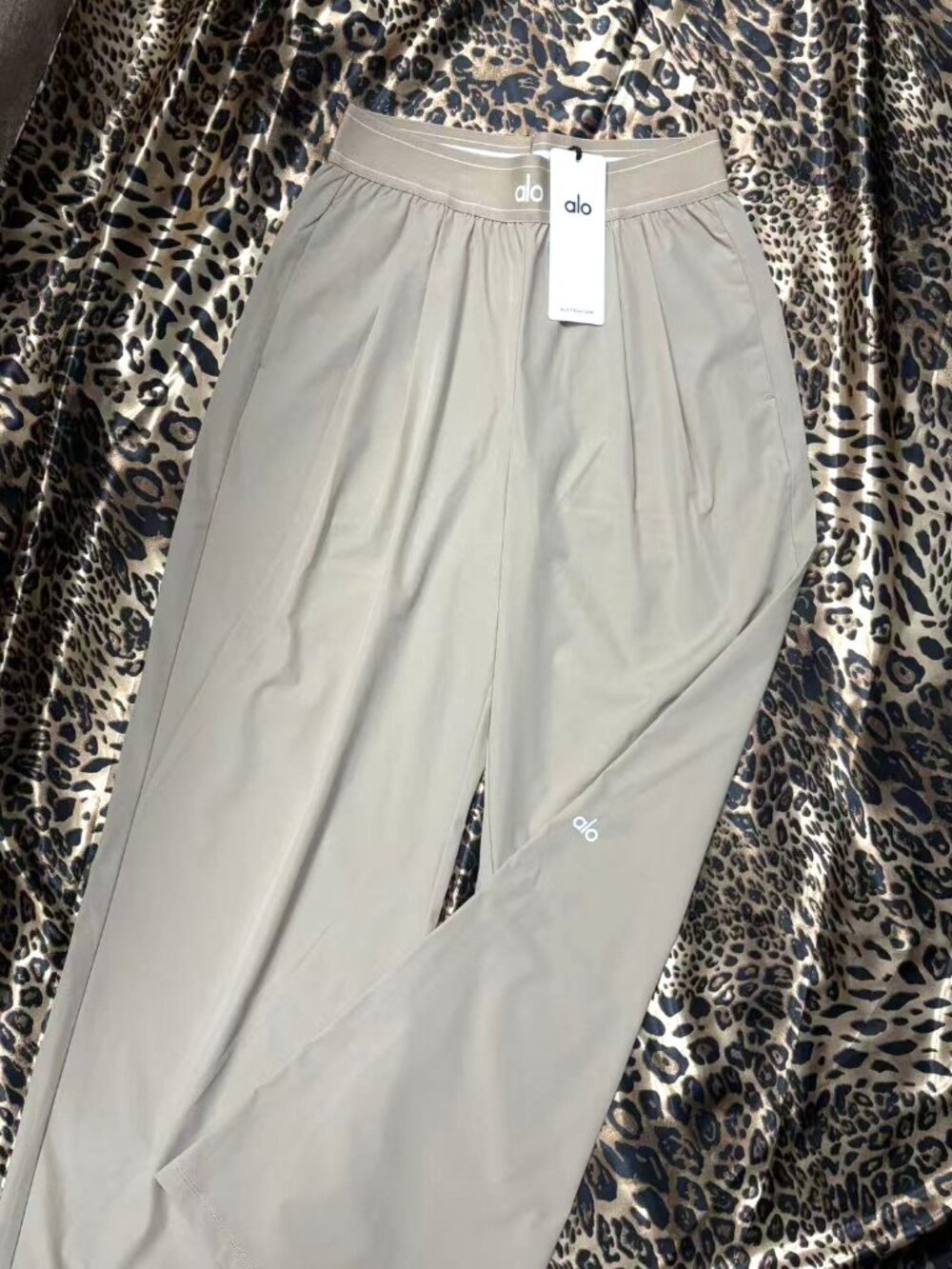 Brand new with tags Alo Yoga Suit Up Trouser Gravel Regular Fit✨ - Picture 2 of 10